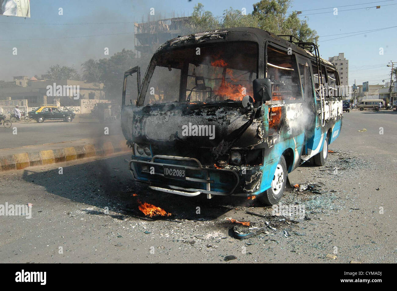 Ein Blick auf die brennenden Bus, der aus unerfindlichen Gründen bei Shadman Stadtgebiet in Karachi auf Mittwoch, 7. November 2012 gefangen Feuer. Stockfoto