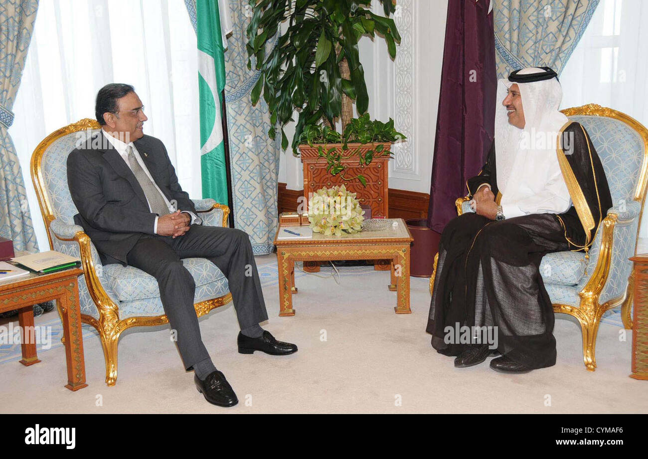 Pakistans Präsident Asif Ali Zardari Meinungsaustausch mit Premierminister von Katar, Scheich Hamad bin Jassim bin Jabar Al Thani während ihres Treffens im Emiri Diwan in Doha am Mittwoch, 7. November 2012 statt. Stockfoto