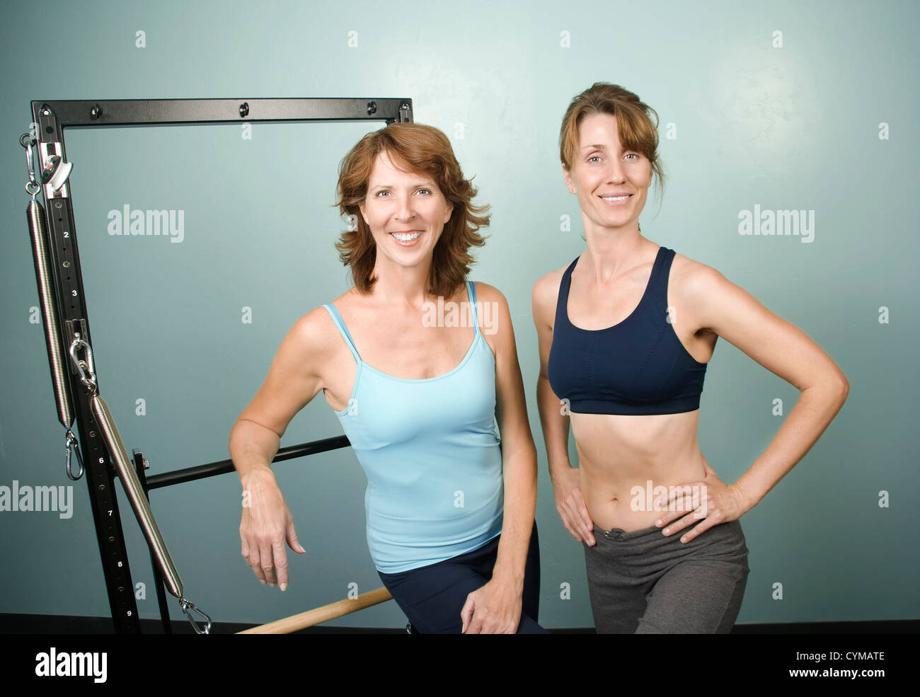 Sportliche Frauen in ein Fitness-Studio Stockfoto