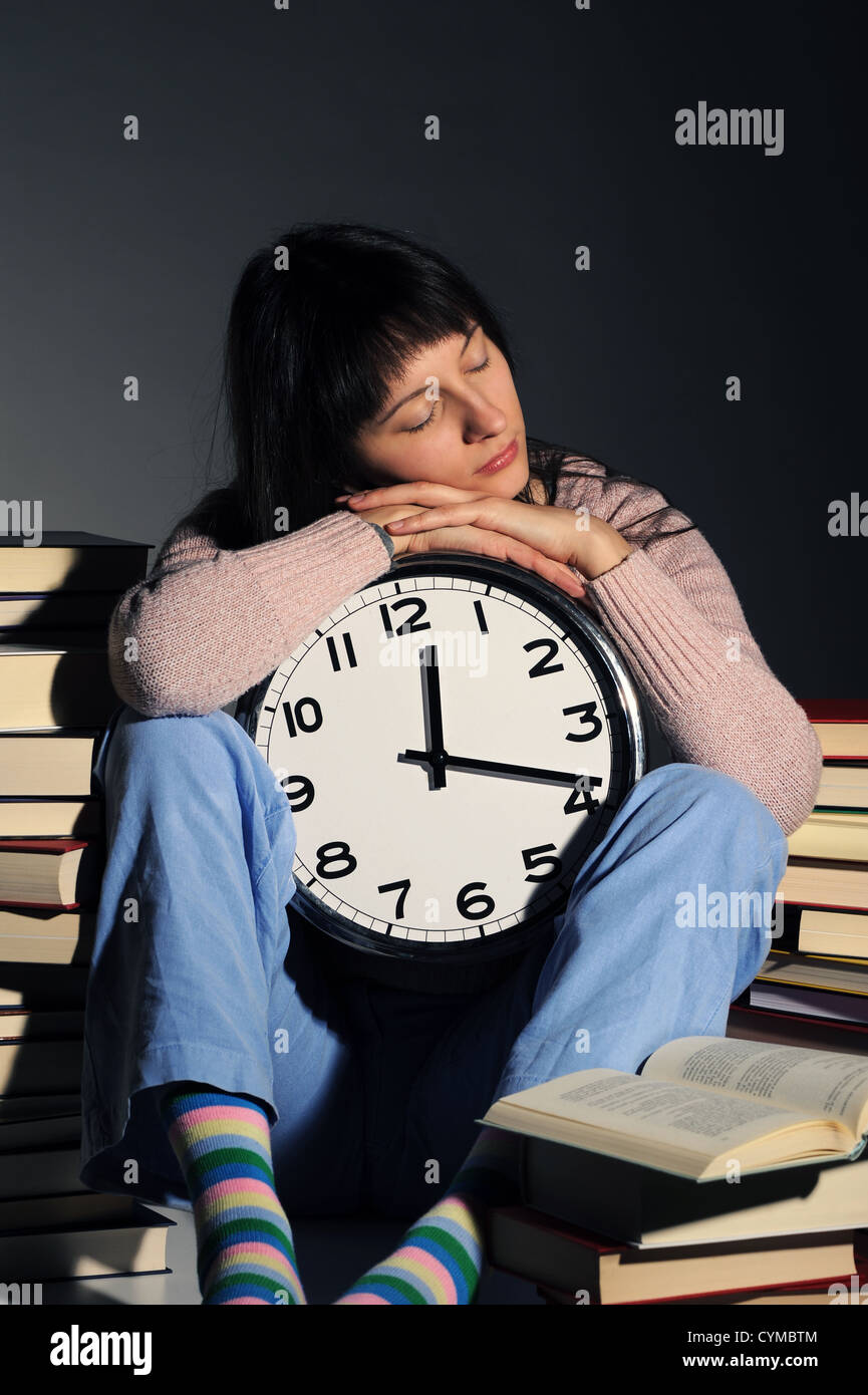 Student schlief auf Stapel des Buches während seine Hausaufgaben. Stockfoto