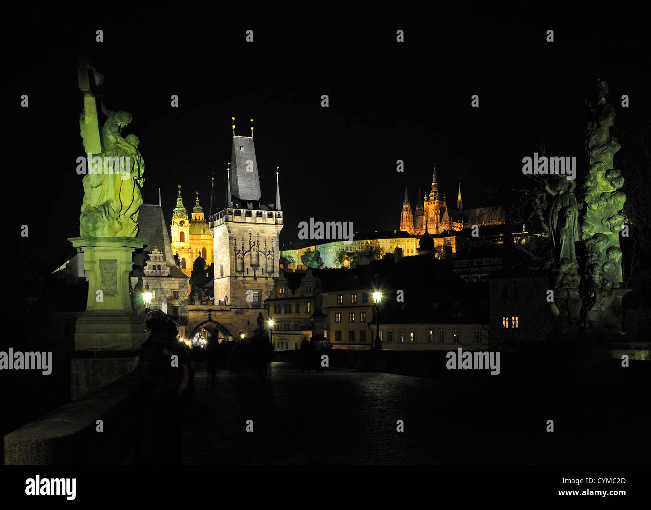 Prag, Tschechische Republik. Prag bei Nacht. Karlsbrücke und die Burg Stockfoto