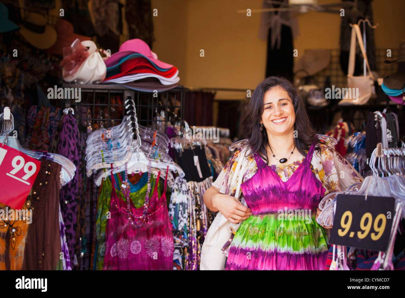 Hispanic Frau shopping für Kleidung Stockfoto