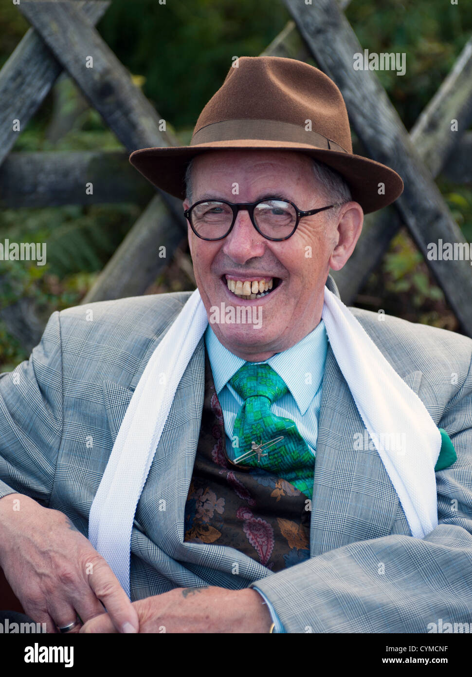 ältere Mann gekleidet in vierziger Jahre Kostüm Stockfoto