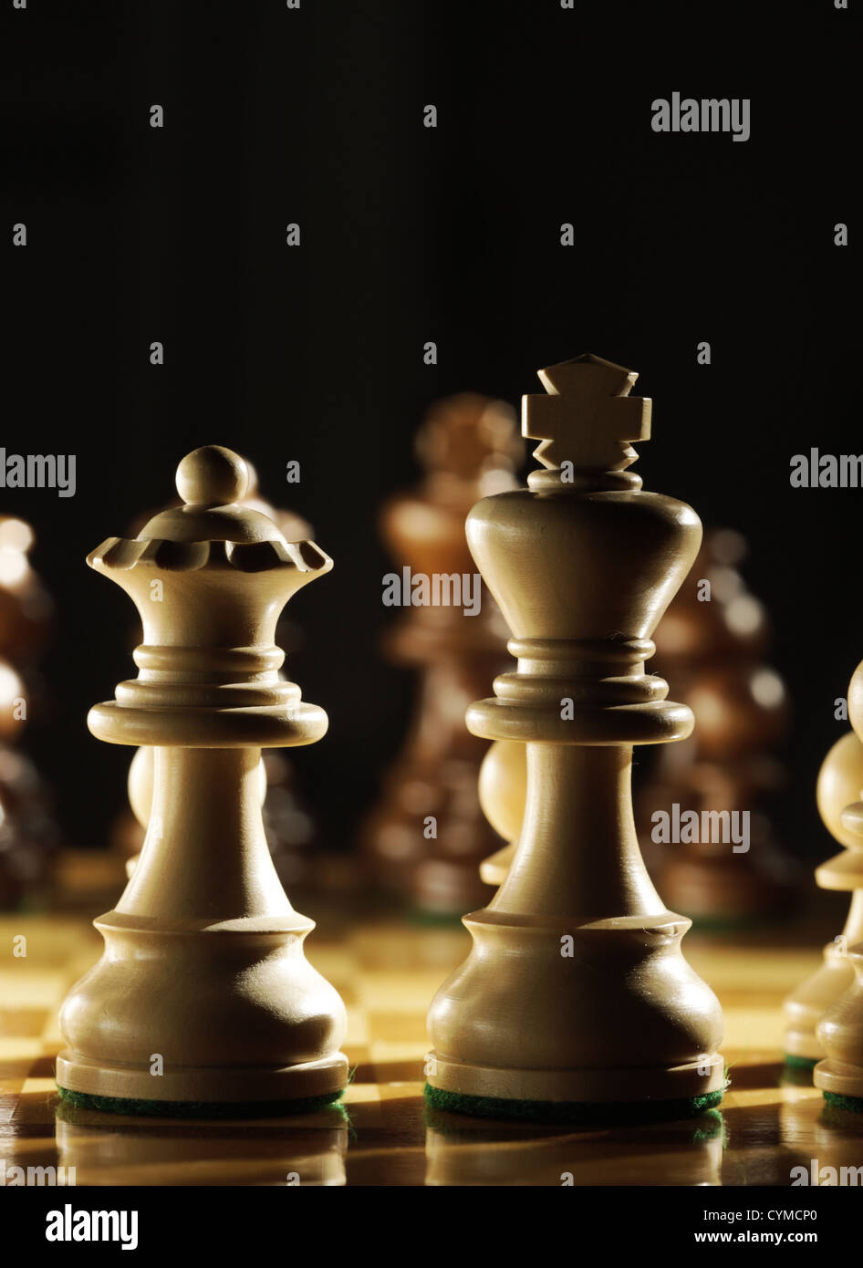 Ansicht von hinten der weißen König und die Königin auf einem Schachbrett Stockfoto