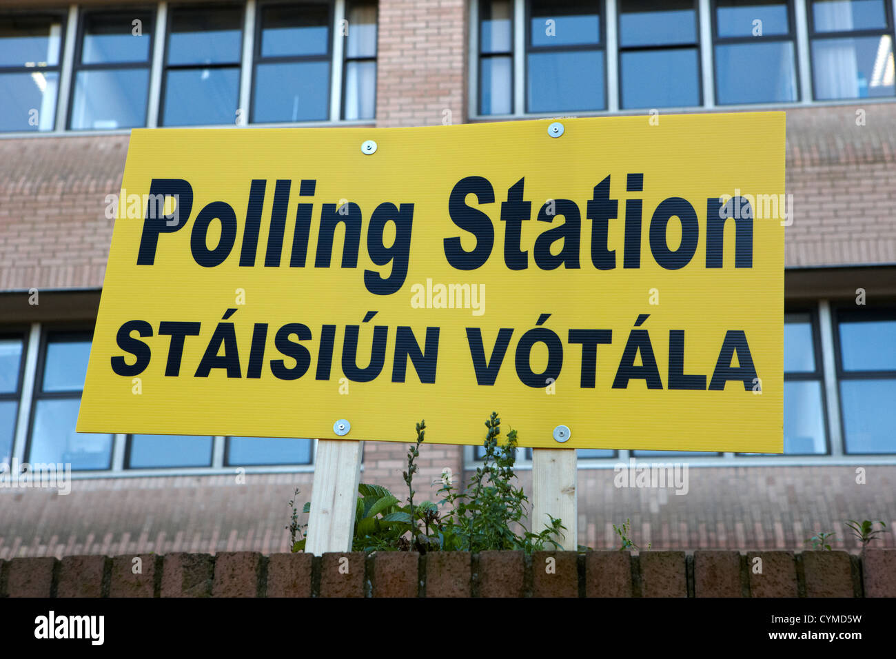 zweisprachige irischen Wahllokal melden Sie Dublin Irland Stockfoto