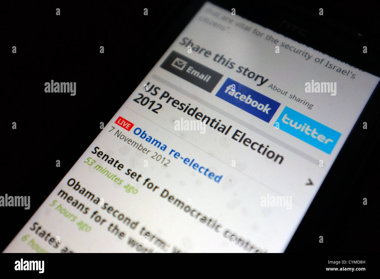 Ein Smartphone-Bildschirm zeigt Nachrichten von uns-Präsidentschaftswahl 2012 und Obama Sieg. Stockfoto
