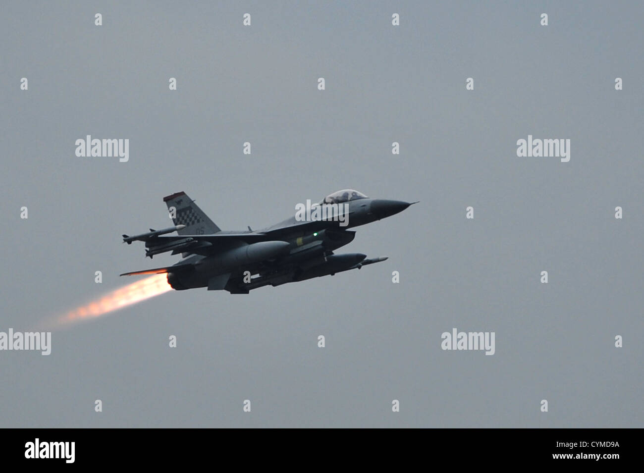 Eine f-16 Fighting Falcon startet während einen Kampf gegen Ausfall für Betriebsbereitschaft Übung Beverly Bulldogge 13-01 von Osan Air Base, Republik Korea, 6. November 2012. Die Übung testet Osan Flieger Fähigkeiten in einen erhöhten Zustand der Bereitschaft während p Stockfoto