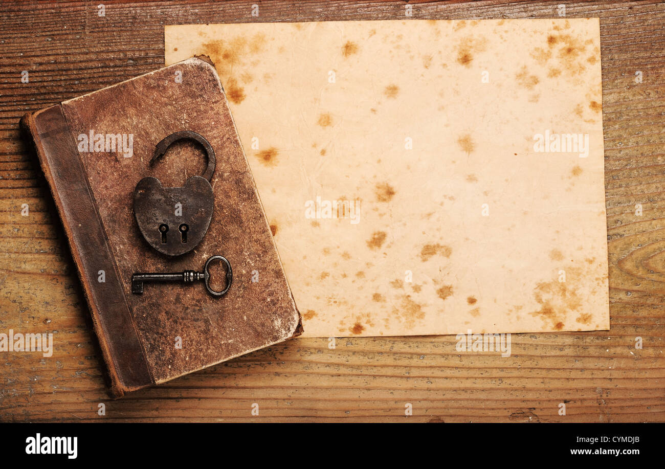 alte Papier Hintergrundtextur, mit Buch und alten Schlüssel Stockfoto