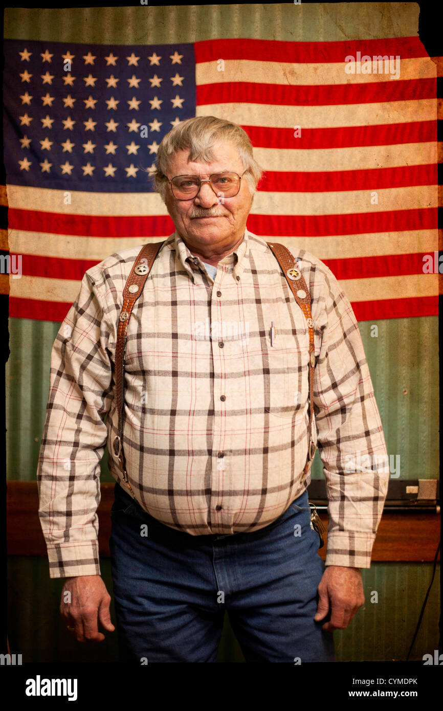 Porträt eines Mannes vor der amerikanischen Flagge.  Amerikanische Legion. Sheridan, Wyoming. Stockfoto