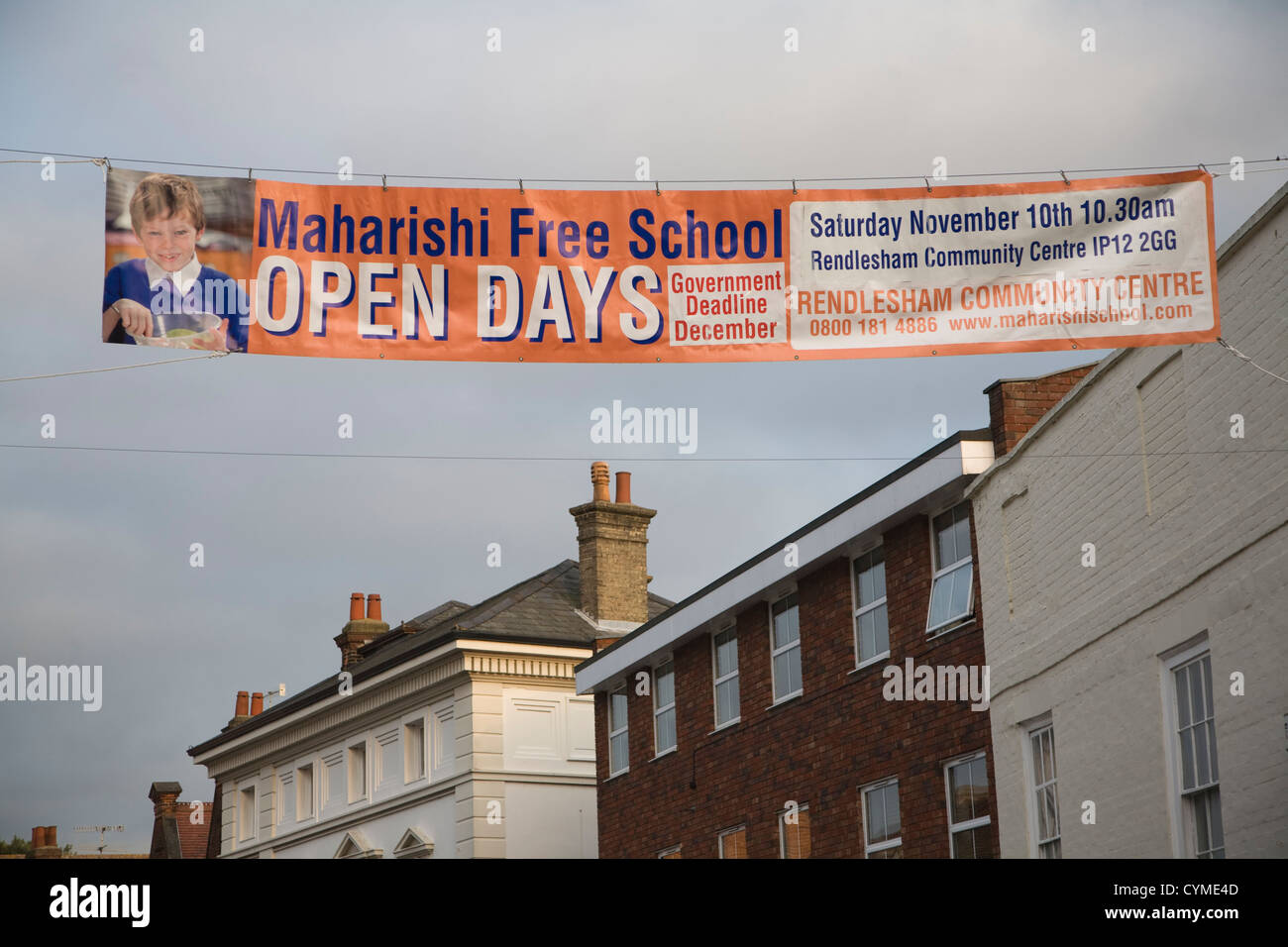 Rendlesham Maharishi freie Schule Tag der offenen Tür Banner Anzeige Kreuzung Straße, Woodbridge, Suffoik, England Stockfoto