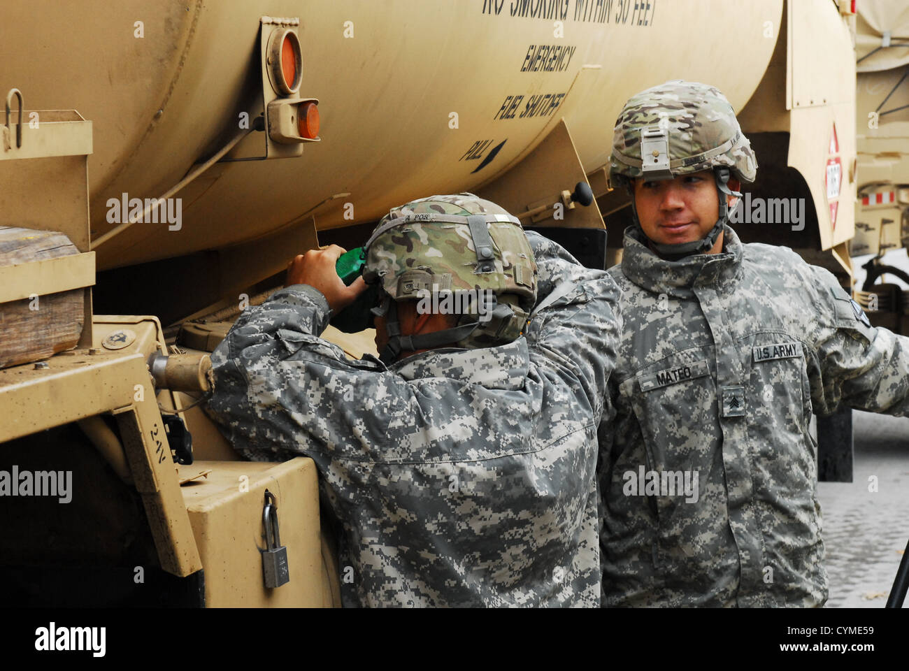 Soldaten aus 2nd Brigade Combat Team, 10. Mountain Division (LI), führen Inspektionen der Ausrüstung in Vorbereitung für die Unterstützung Stockfoto