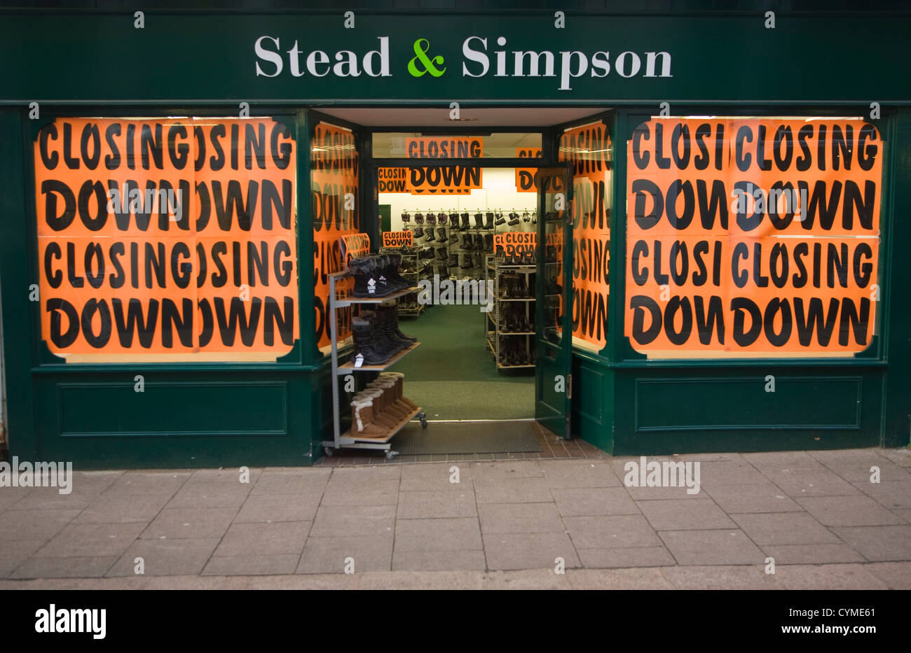 Schließung der Stead und Simpson Schuh Shop Woodbridge, Suffolk, England Stockfoto