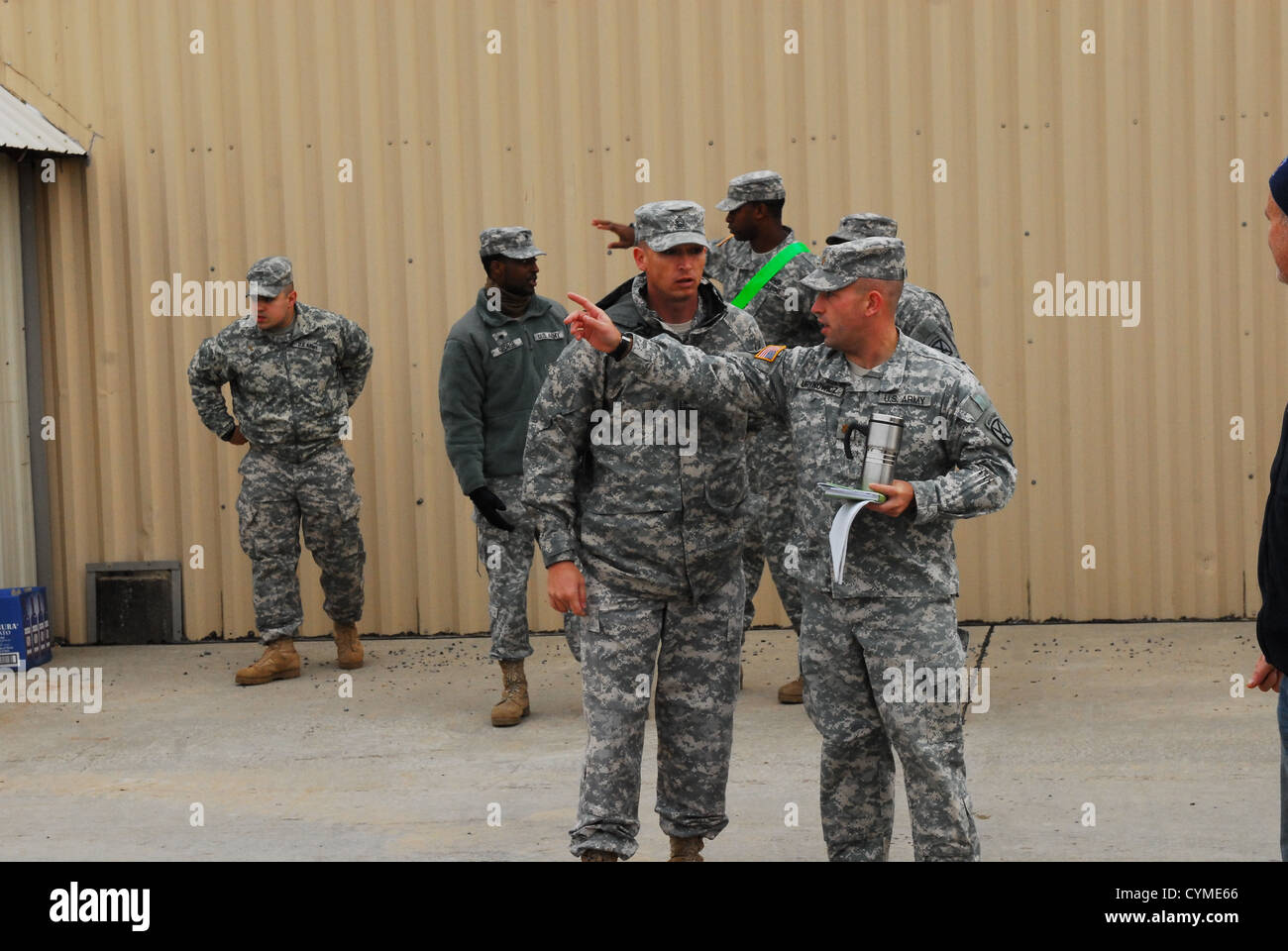 Soldaten aus 2nd Brigade Combat Team, 10. Mountain Division (LI), führen Inspektionen der Ausrüstung in Vorbereitung für die Unterstützung Stockfoto