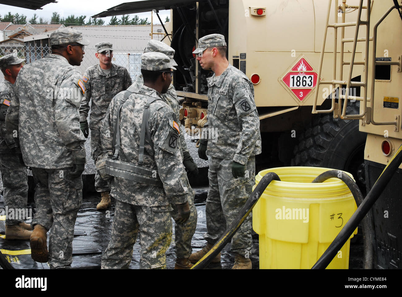 Soldaten aus 10. Mountain Division (LI), purge Tanklastwagen Militärgrad Kraftstoff in Vorbereitung auf die Unterstützung der Opfer des Hurrikans Sandy 4. November 2012 auf Fort-Trommel, NY. Stockfoto