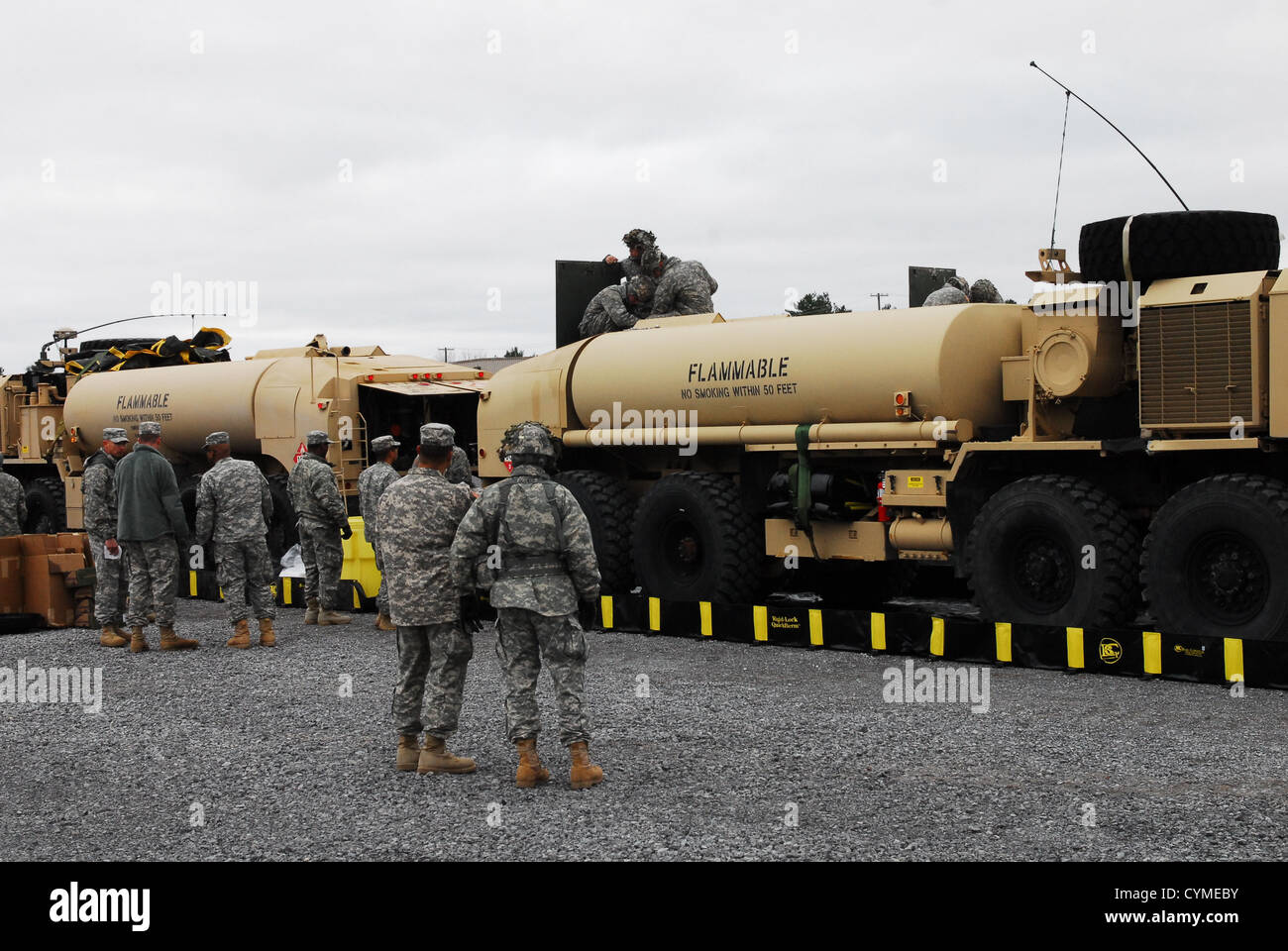 Soldaten vom 10. Mountain Division (LI), ändern Kraftstoff-Filter auf ihre Tanker in der Vorbereitung für die Unterstützung für die Opfer von Hurrikan Sandy 4. November 2012 auf Fort-Trommel, NY. Stockfoto