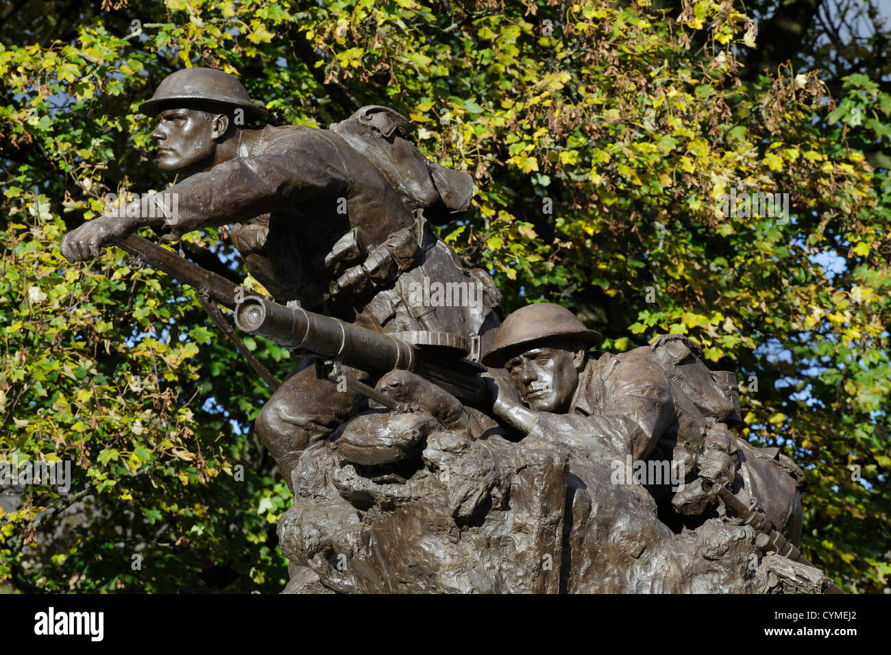 Detail der Bronze Cameronians schottische Gewehre War Memorial im Kelvingrove Park im Herbst, Glasgow, Schottland, UK Stockfoto