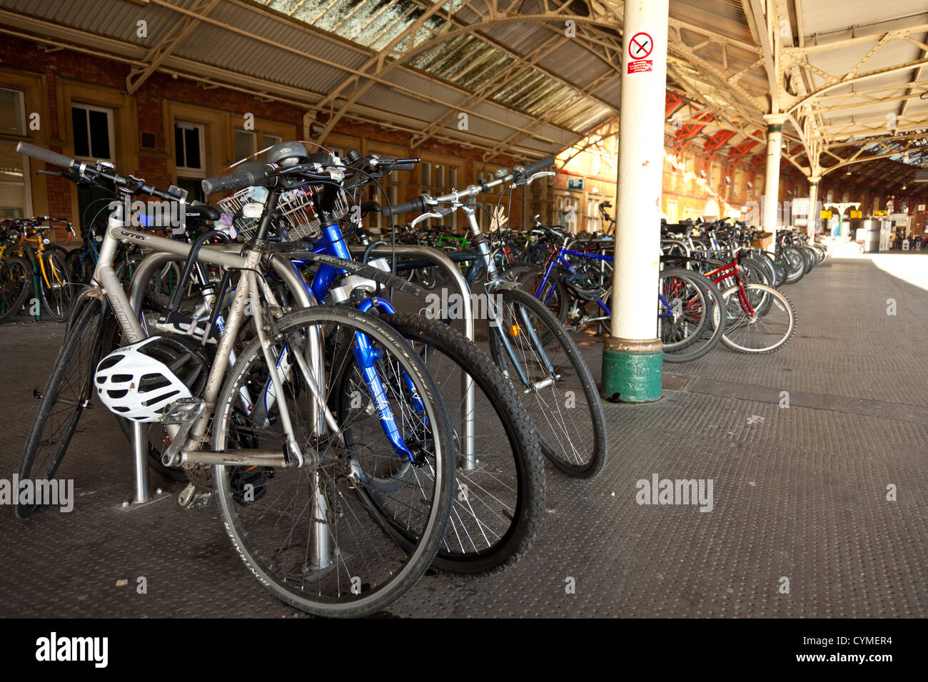 Pendler Fahrräder abgestellt auf Bristol Temple Meads Bahnhof Bahnsteig, Leben ohne Autos. Stockfoto