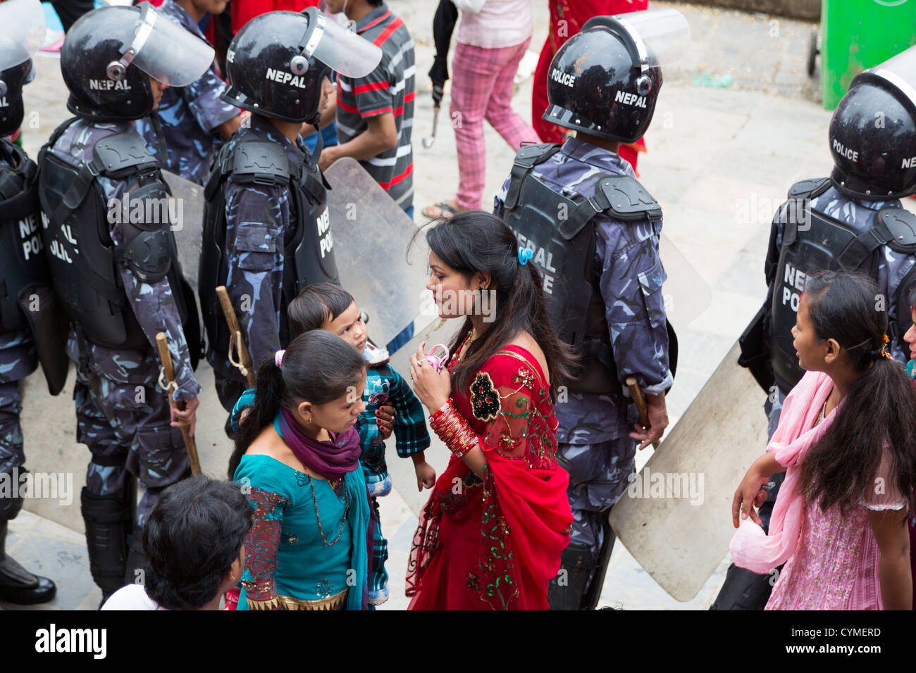 Nepalesische Polizei und Frauen in der Tradition Tuch während der Teej Festival in Kathmandu, Nepal Stockfoto