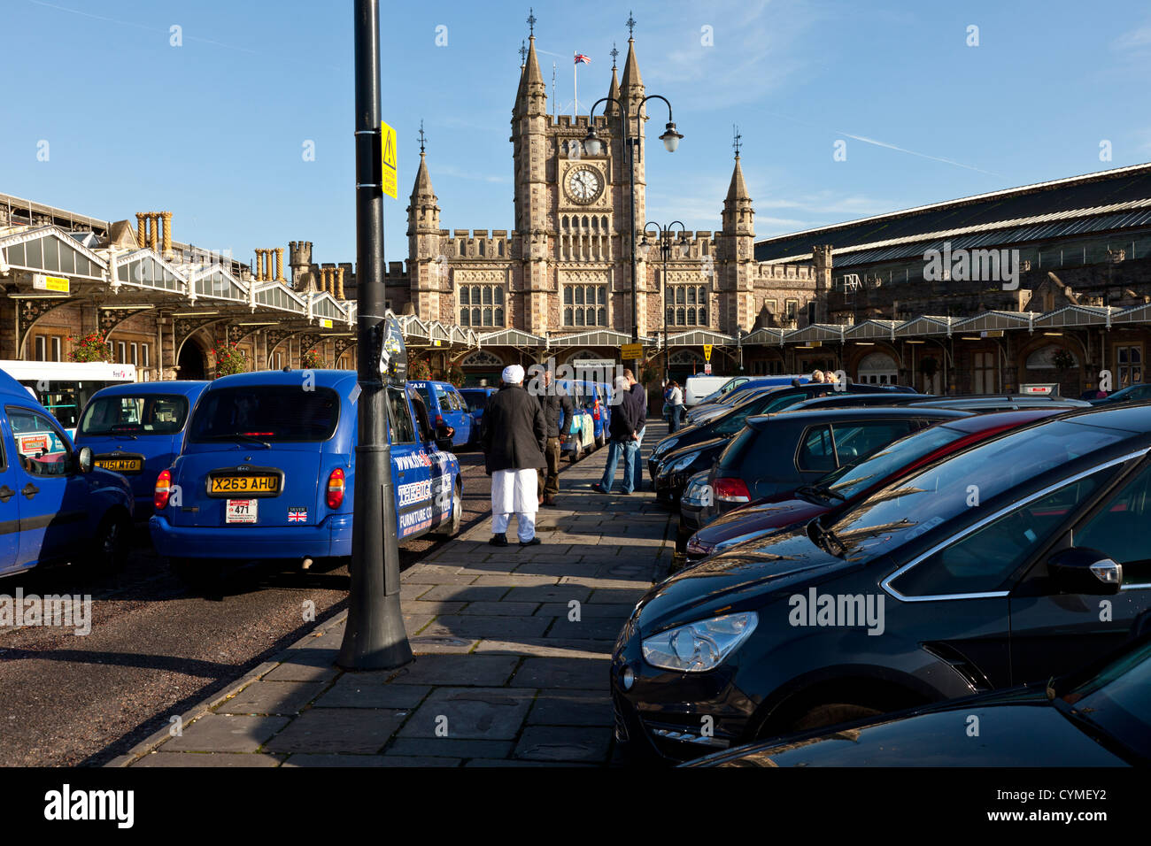 Hackney Beförderung Taxi aufgereiht Schlangestehen vor dem Bahnhof. Stockfoto