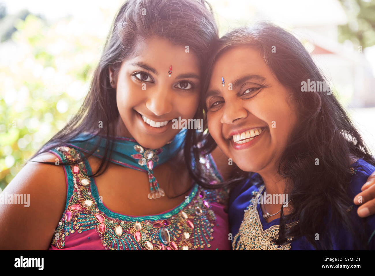 Indische Mutter und Tochter in traditioneller Kleidung Stockfoto