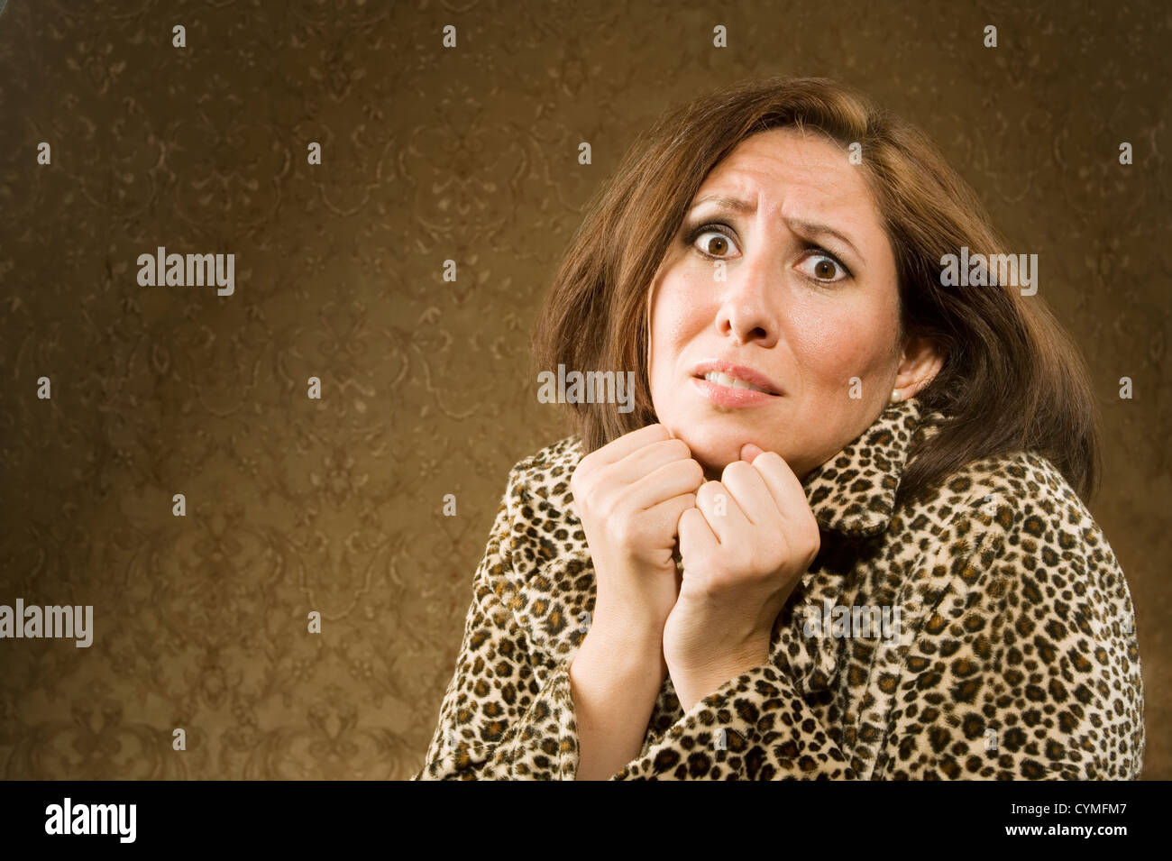 Erschrocken Hispanic Frau in Leopard Print Mantel Stockfoto