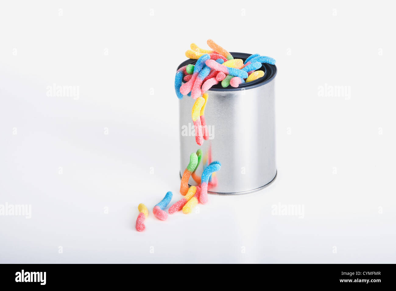 Glänzenden Dose Süßigkeiten Würmer auf dem weißen Hintergrund isoliert Stockfoto