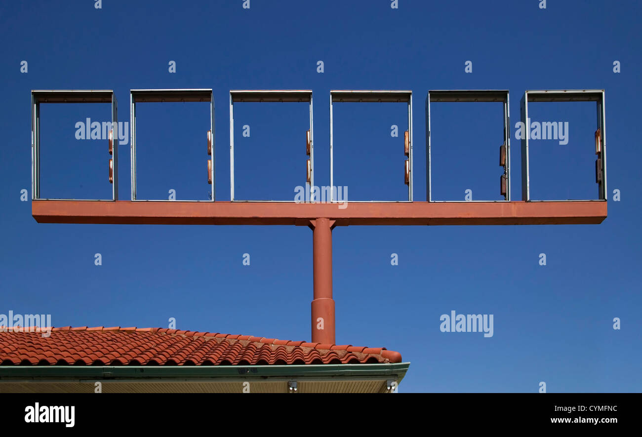 Am alten Einzelhandel Zeichen mit all den Briefen fehlt gegen ein strahlend blauer Himmel. Stockfoto