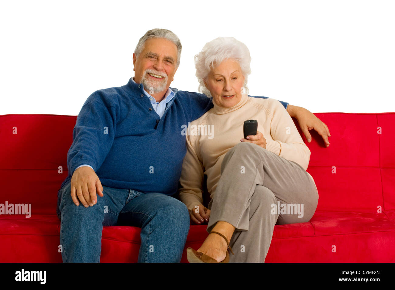 älteres Ehepaar auf dem Sofa mit TV-Fernbedienung Stockfoto