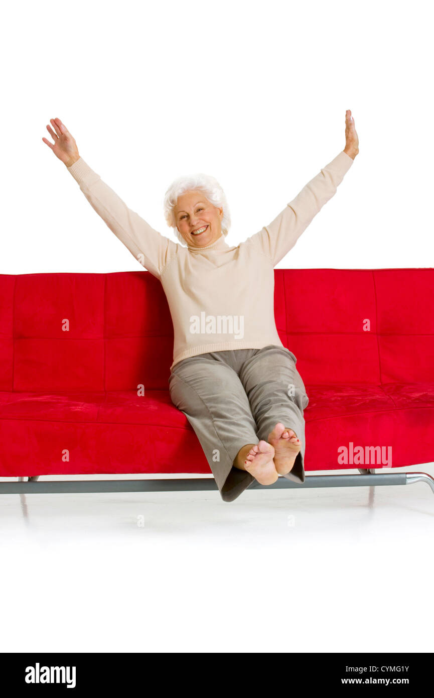 ältere Frau auf der Couch entspannen Stockfoto