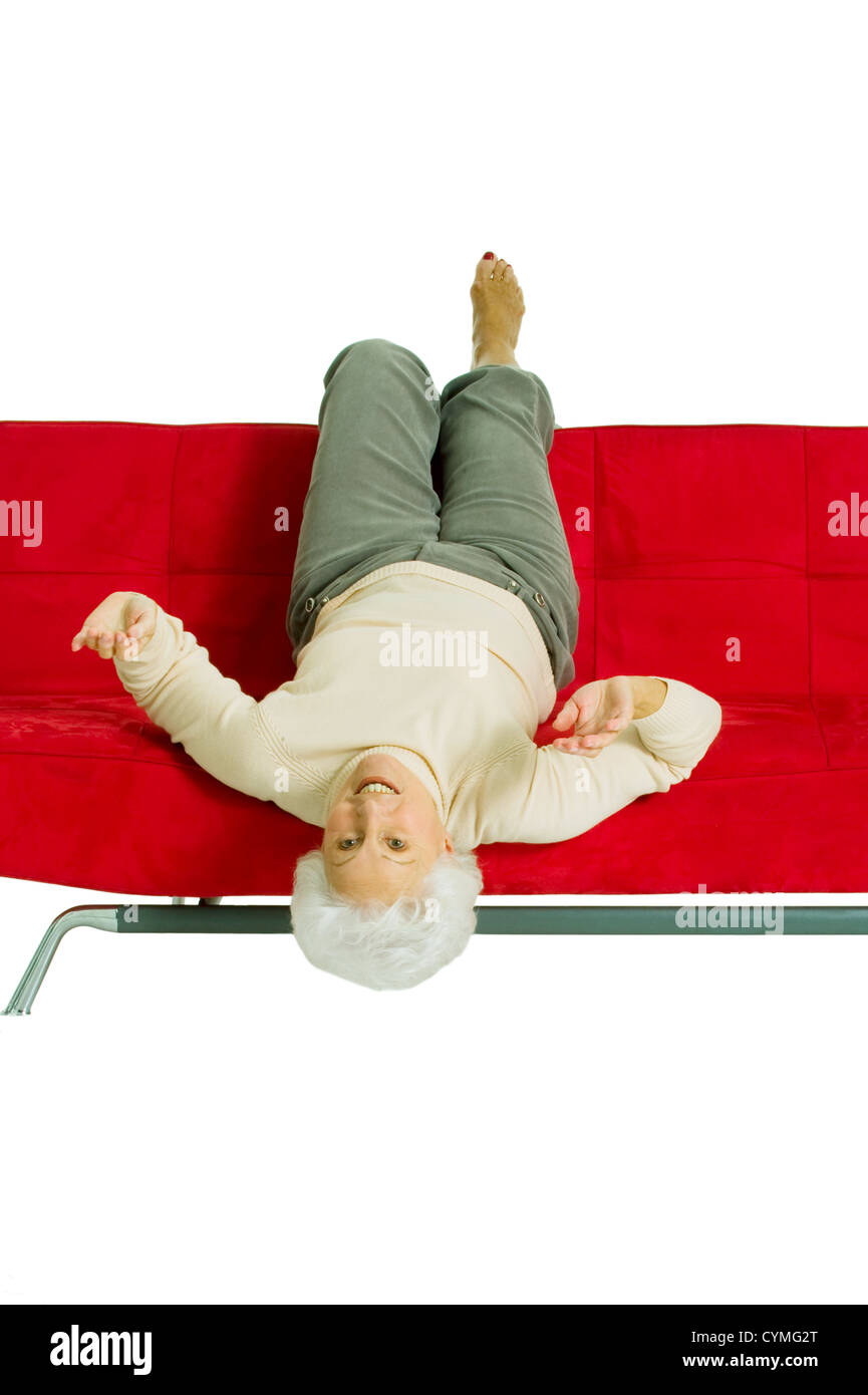 ältere Frau auf der Couch entspannen Stockfoto