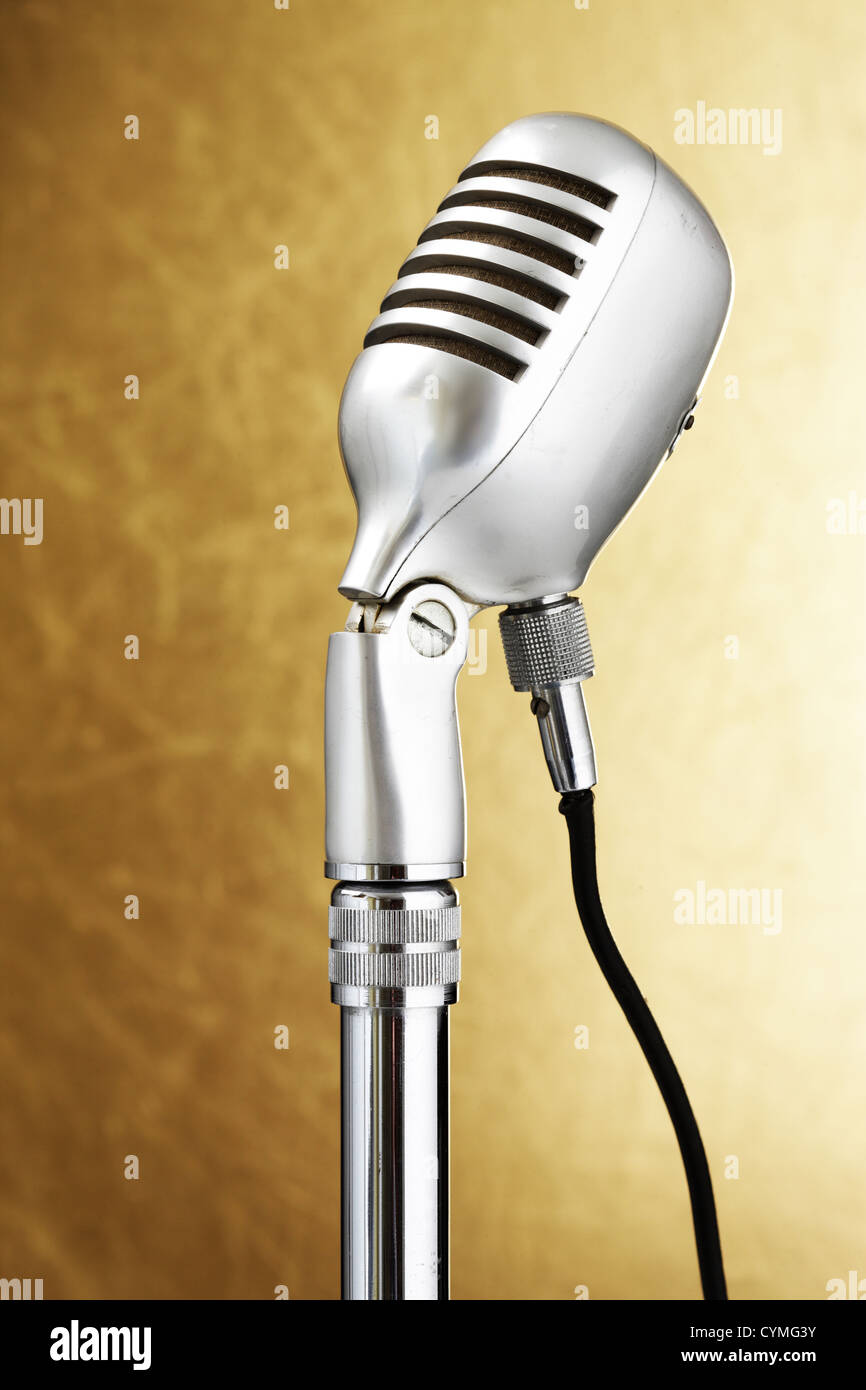 Retro-Stil-Mikrofon. Goldgrund Stockfoto