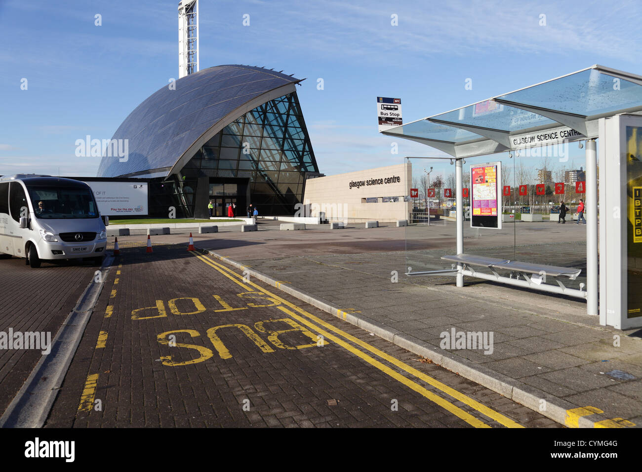 Eine Bushaltestelle im Glasgow Science Centre am Pacific Quay, Glasgow, Schottland, UK Stockfoto