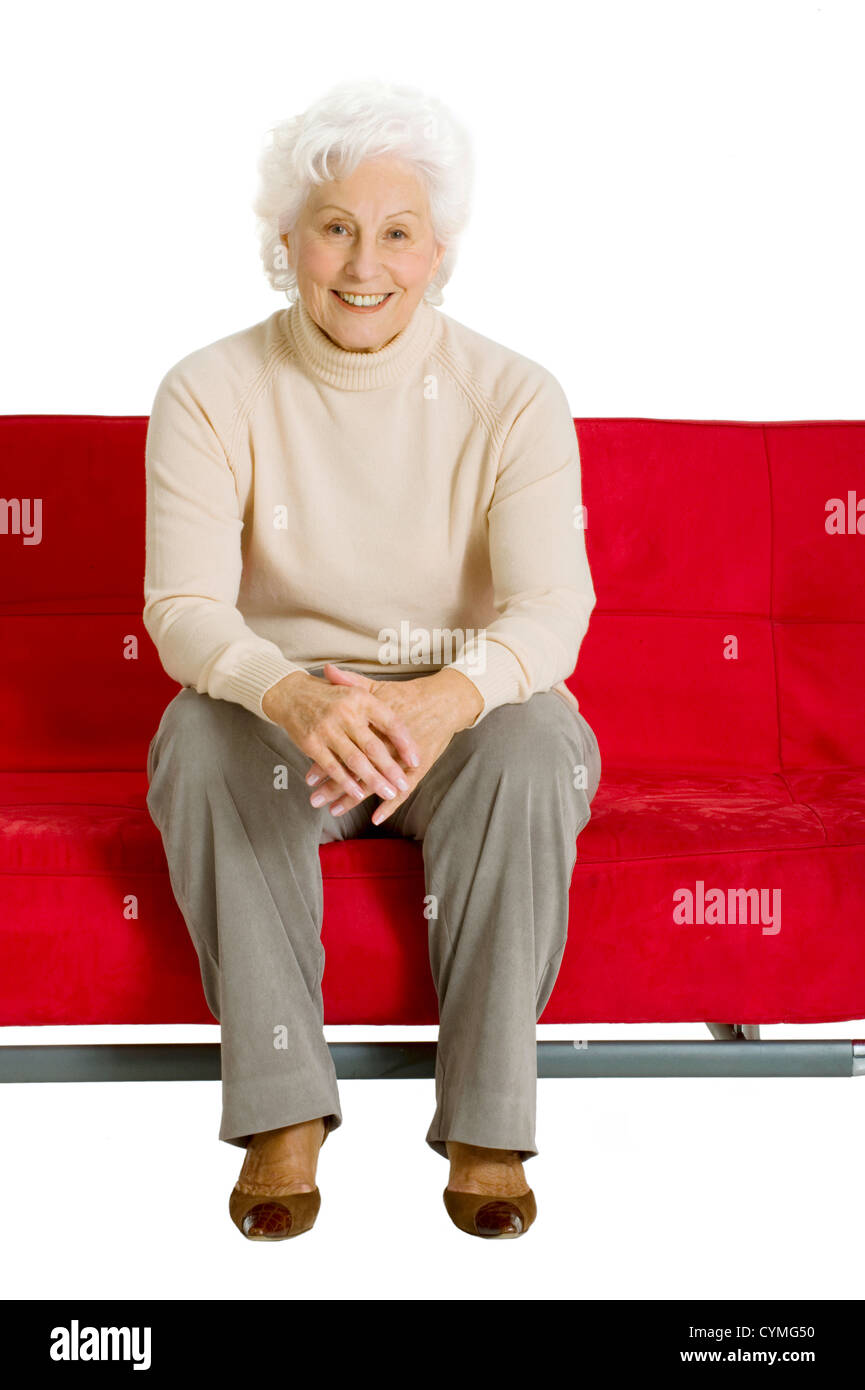 ältere Frau auf der couch Stockfoto