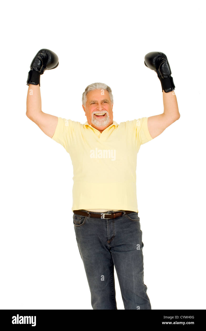 älterer Mann mit Boxhandschuhen Stockfoto