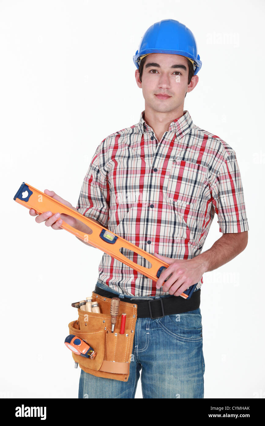 Handwerker mit einer Wasserwaage Stockfoto