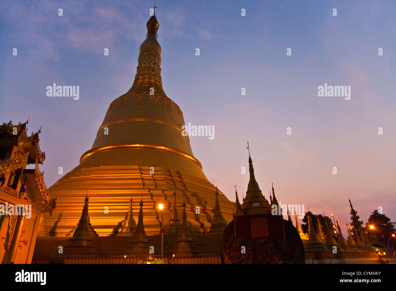 Die SHWEMAWDAW PAYA ist eine 1000 Jahre alte und 114 Meter hoch - BAGO, MYANMAR Stockfoto