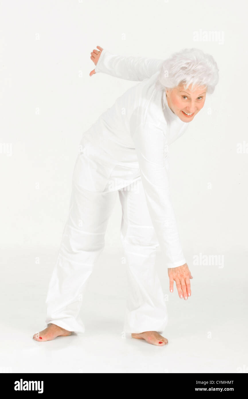 alte Frau macht Gymnastik Stockfoto