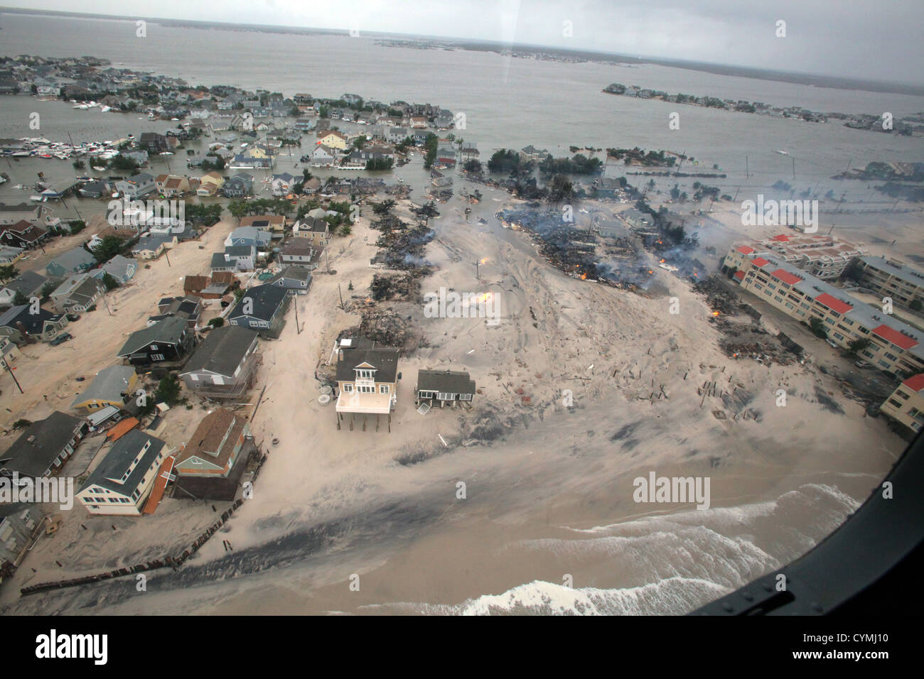 Luftaufnahmen der Schäden durch Hurrikan Sandy an der New Jersey Küste während einer Suche und Rettung Mission von 1-150 Assault Helicopter Battalion, New Jersey Army National Guard, 30. Oktober 2012 genommen. (US Air Force Foto von Master Sergeant Mark C. Olsen/freigegeben) Stockfoto