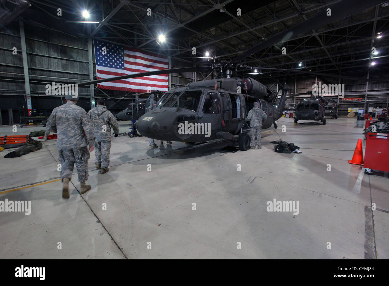 New Jersey Army National Guard Betreuer mit dem 1-150. Angriff Hubschrauber-Bataillon bereiten UH-60 Black Hawk-Hubschrauber für weitere Such- und Rettungsdienst nach der Verabschiedung des Hurrikans Sandy 30. Oktober 2012. (US Air Force Foto von Master Sergeant Mark C. Olsen/freigegeben) Stockfoto