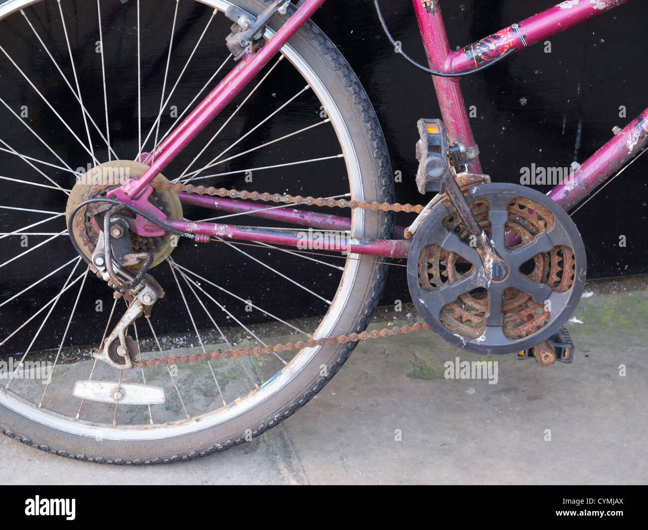 Ein schlecht gepflegte Fahrrad mit einer rostigen Kette die Reibung Verschleiß und Lärm verursacht Stockfoto