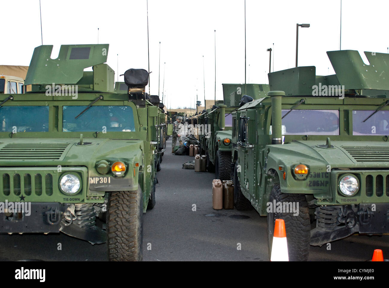 New York Army National Guard Soldaten zugewiesen 206. Military Police Company bereiten auf eine Straße marschieren vom New York State Division of Military und Naval Affairs Hauptquartier hier Farmingdale Armed Forces Reserve Center als Teil der New York State Reaktion auf Hurrikan Sandy, 28 Oktober ausziehen. Die Soldaten gehören mehr als 1.100 Soldaten der Army und der Air National Guard und Flieger in der Größenordnung von New York Gouverneur Andrew M. Cuomo reagieren auf den Sturm bereitgestellt. (Eric Durr, NYS Abteilung Militär und Marine Affairs) Stockfoto New York Army National Guard Soldaten zugewiesen 206. Military Police Company bereiten auf eine Straße marschieren vom New York State Division of Military und Naval Affairs Hauptquartier hier Farmingdale Armed Forces Reserve Center als Teil der New York State Reaktion auf Hurrikan Sandy, 28 Oktober ausziehen. Die Soldaten gehören mehr als 1.100 Soldaten der Army und der Air National Guard und Flieger in der Größenordnung von New York Gouverneur Andrew M. Cuomo reagieren auf den Sturm bereitgestellt. (Eric Durr, NYS Abteilung Militär und Marine Affairs) Stockfoto