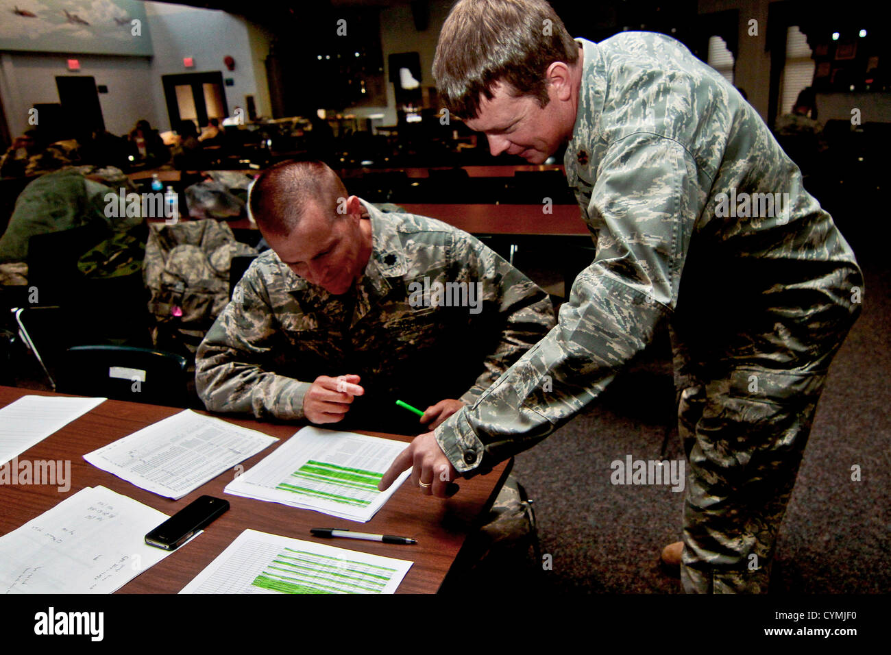 New Jersey Air National Gardist von 177 Kämpfer-Flügel stehen, Aufträge zu erhalten, die sie zu verschiedenen Orten für die Unterstützung während Hurrikan Sandy am 28. Oktober 2012 erledigen wird. 177. Kämpfer-Flügel befindet sich am Flughafen von Atlantic City, NJ US Air Force Foto/techn. Sgt. Matt Hecht Stockfoto