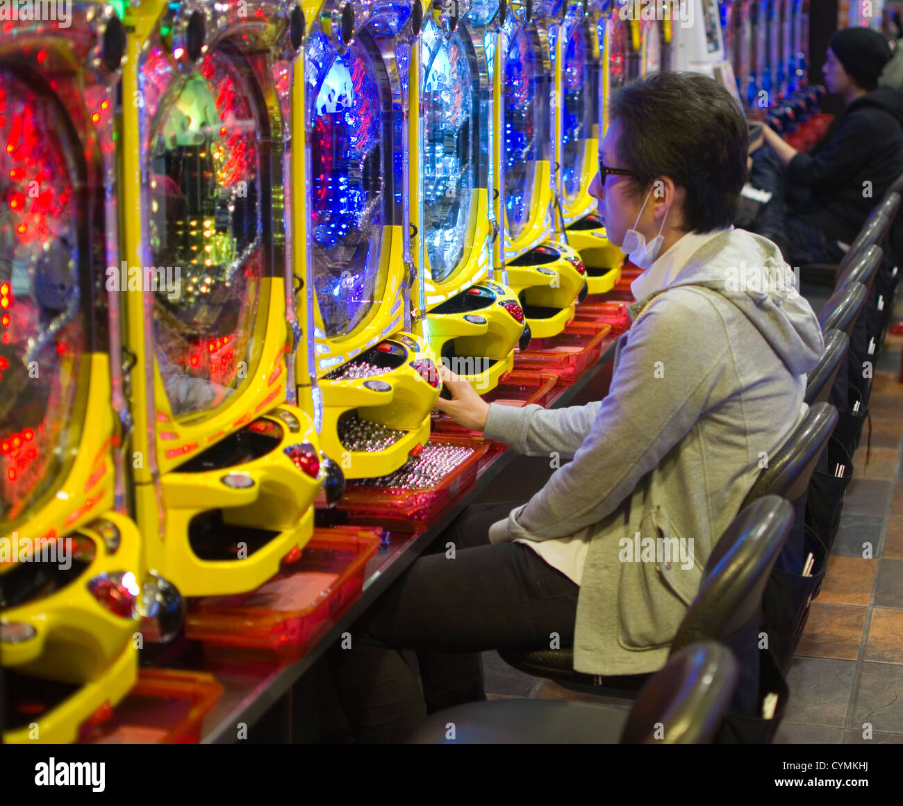 Japaner spielen Pachinko in Namba Region von Osaka Stockfoto
