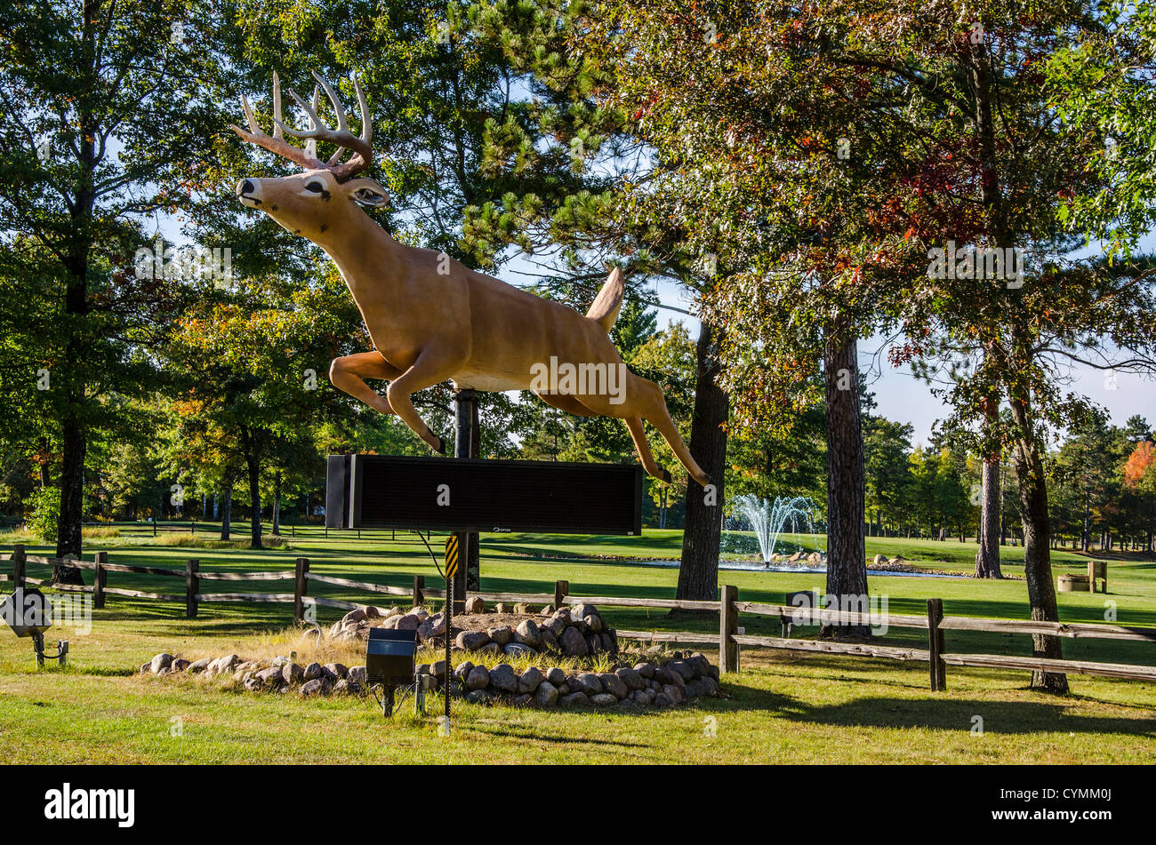Statue eines Hirsches im Golfclub St. Germain in St. Germain, Wisconsin Stockfoto