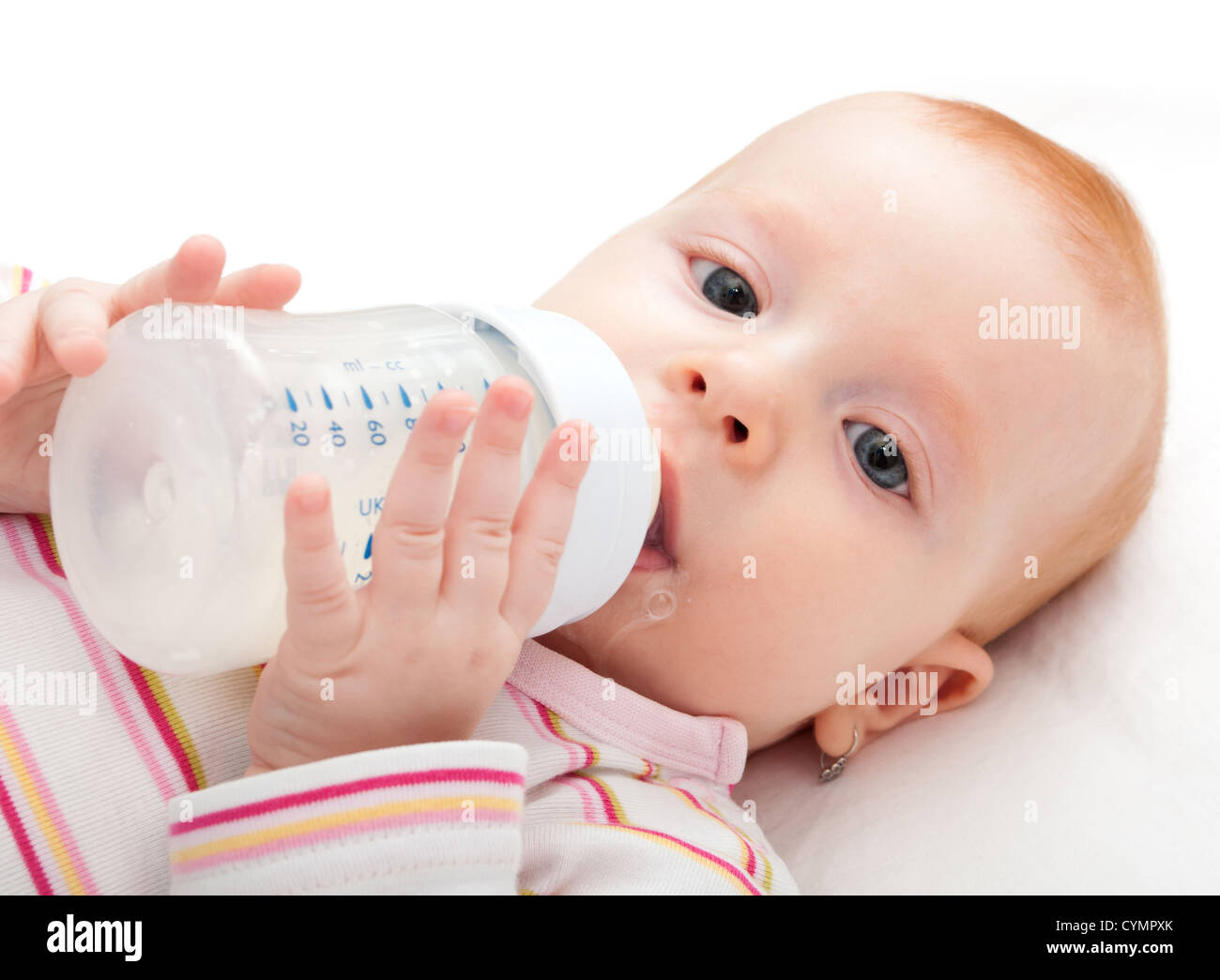 Nahaufnahme von Babymädchen trinken Milch aus der Flasche Stockfoto