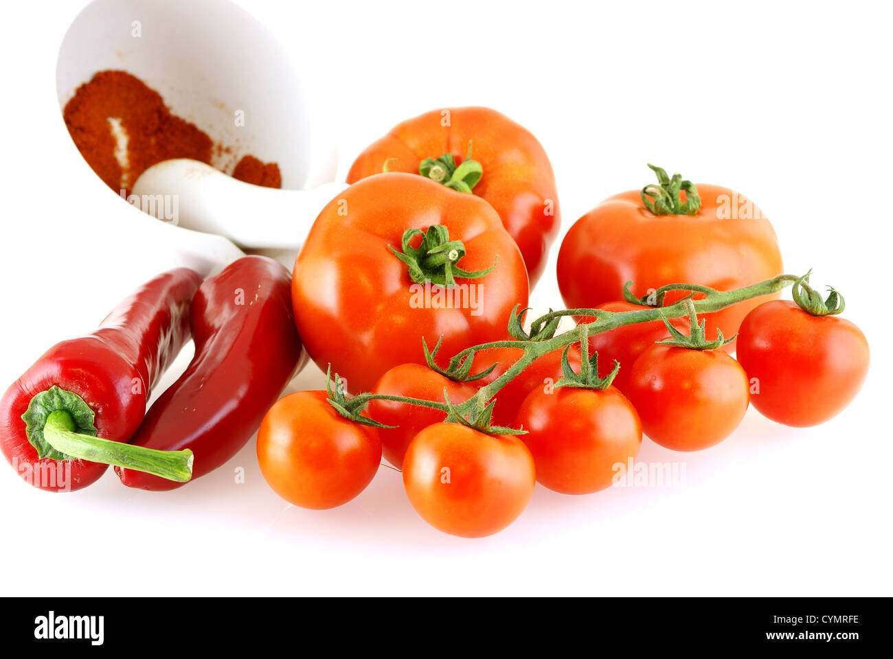 Viele verschiedene Tomaten und roten Paprika auf weißem Hintergrund Stockfoto