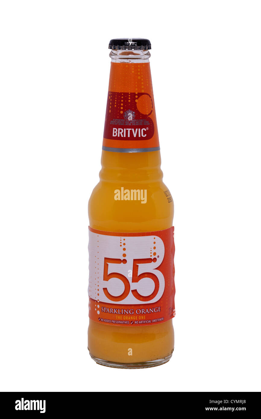 Eine Flasche Britvic 55 prickelndes orange Getränk auf weißem Hintergrund Stockfoto