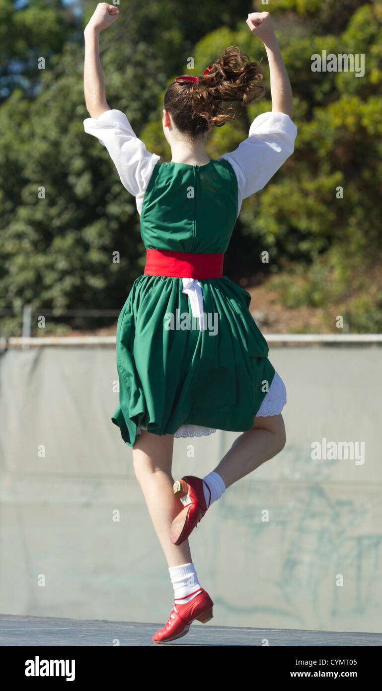 Junge Frau, die Durchführung einer traditionellen versoffen Tanzes (Waschmaschine Frau Jig) Stockfoto