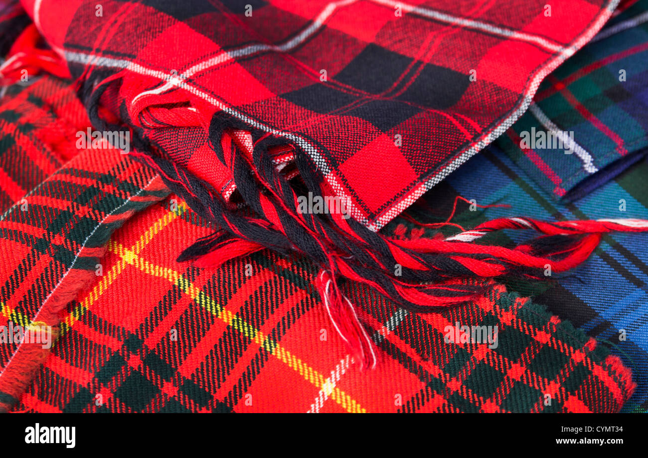 Haufen von Tartan Stoffe Stockfoto