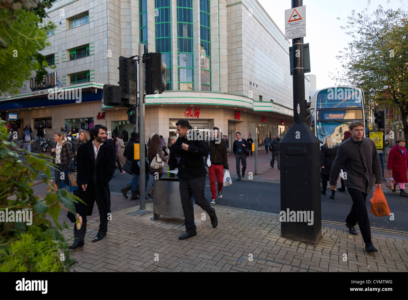 H & M Einzelhandel Bekleidung Filialisten Shop, Union Street Broadmead Bristol England UK, Pre Christmas Rush Hautpstraße Stadt Zentrum reta Stockfoto